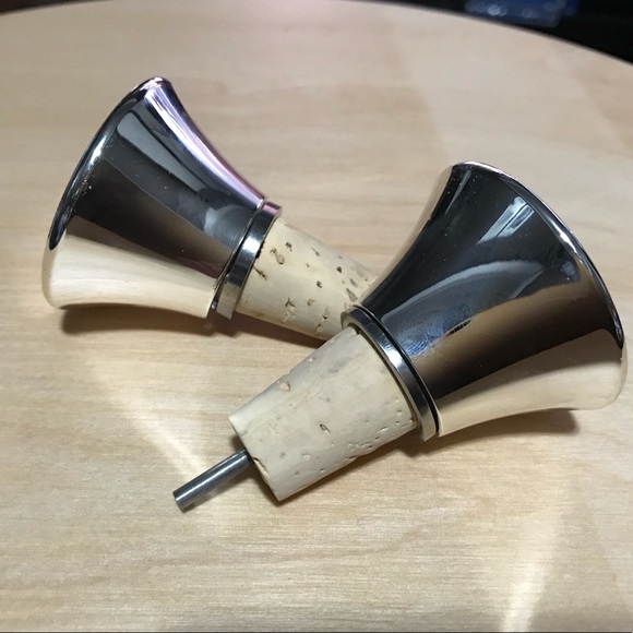 Monogrammed bottle stoppers. - Picture 2 of 5